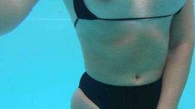 PUBLIC POOL CUM BUT NOBODY SEE HER - sexhihihi.net